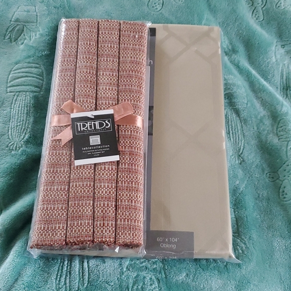 NWOT Tablecloth/Placemats Bundle - Picture 1 of 7